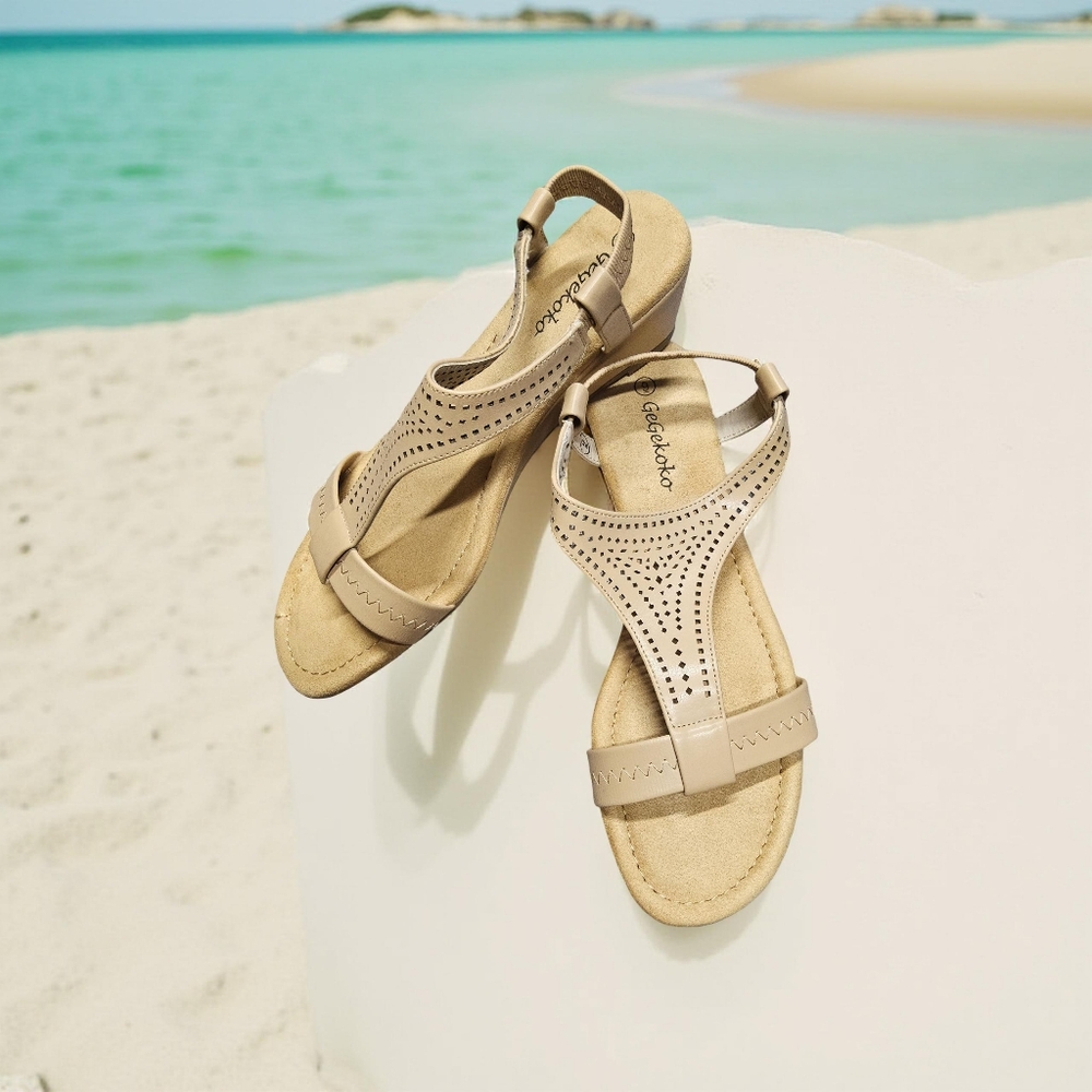 NWOT Beige Boho Sandals with T Strap and Open-Toe Design Size 9